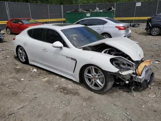 Porsche Panamera 3.0 Hybrid z 2013 roku, model USA.