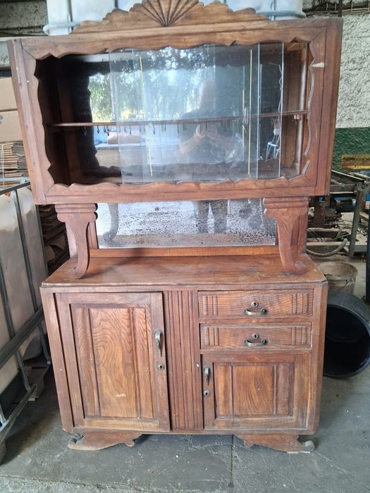 Armário com vitrine de vidro