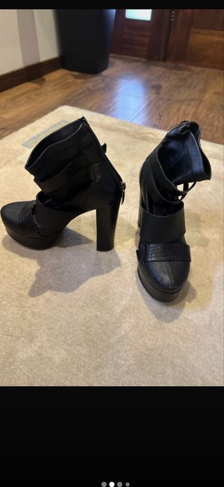 Botim em pele preto.