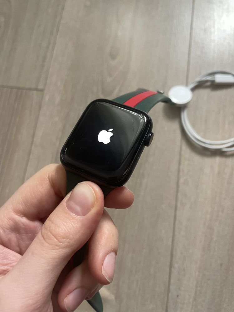 продам Apple Watch SE 2 44 в хорошому стані!