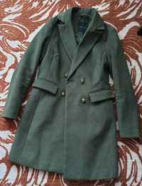 Осіннє пальто зеленого/хакі кольору