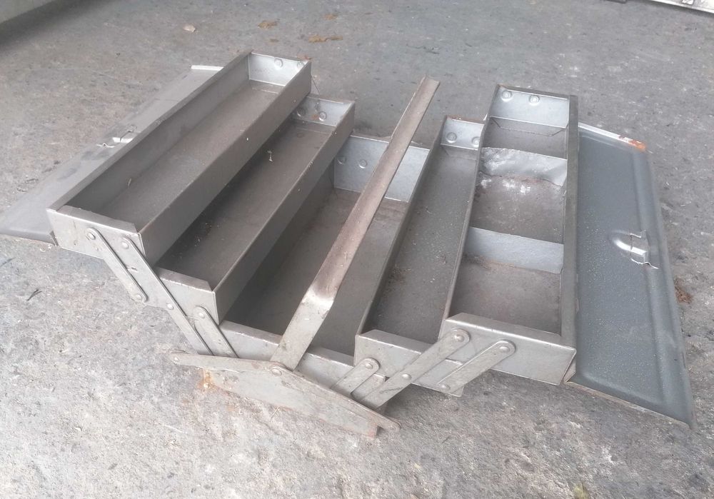 Stara zabytkowa skrzynka narzędziowa. PRL