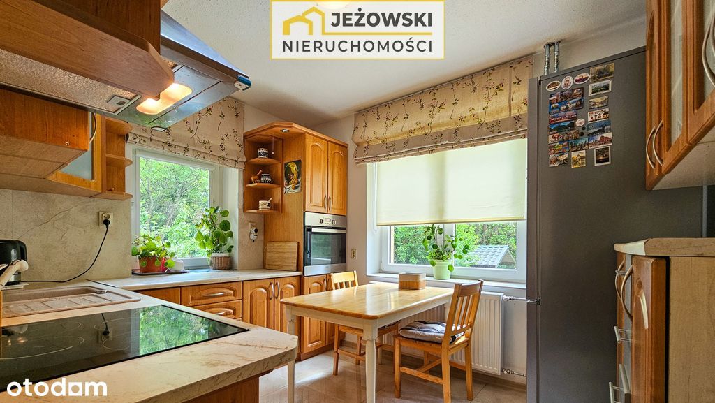 Dom z garażem i dużym ogrodem w Janowcu nad Wisłą.