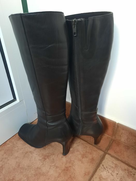 Vendo  estes 2pares de botas por apenas 12 euros              os s pa