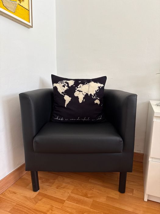 Cadeirão preto IKEA