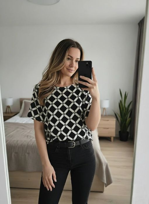 Wyjściowa bluzka w geometryczny wzór czarno biała