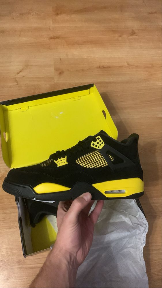 Nike air jordan 4 thunder yellow