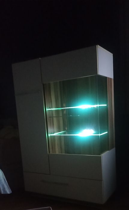 Dwie witryny Monsun z podświetleniem led