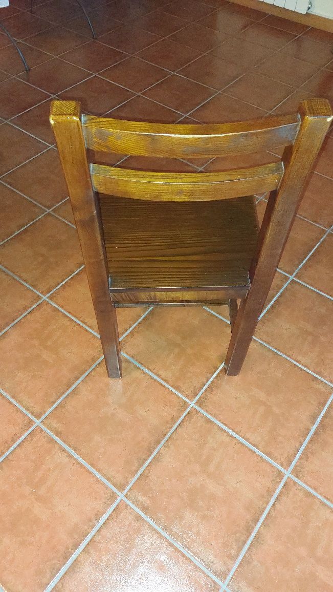 1 mesa de cozinha em madeira.
