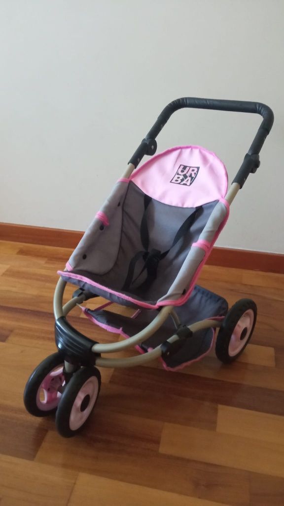 Carrinho de bebé de bonecas.