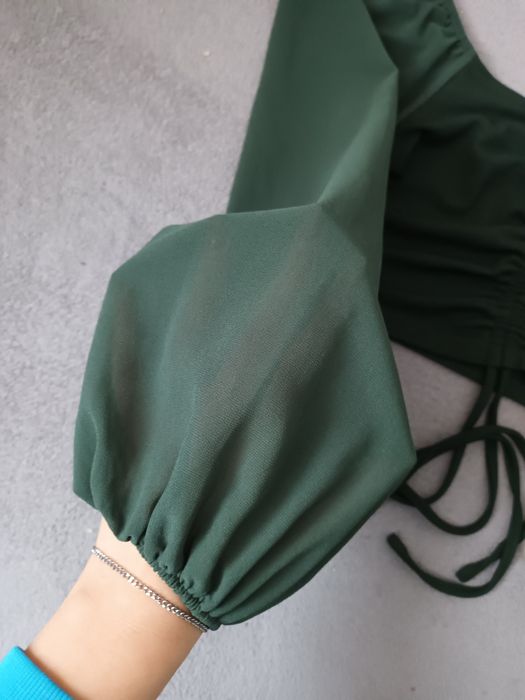 Elegancka zielona bluzka top z bufiastymi rękawami na święta
