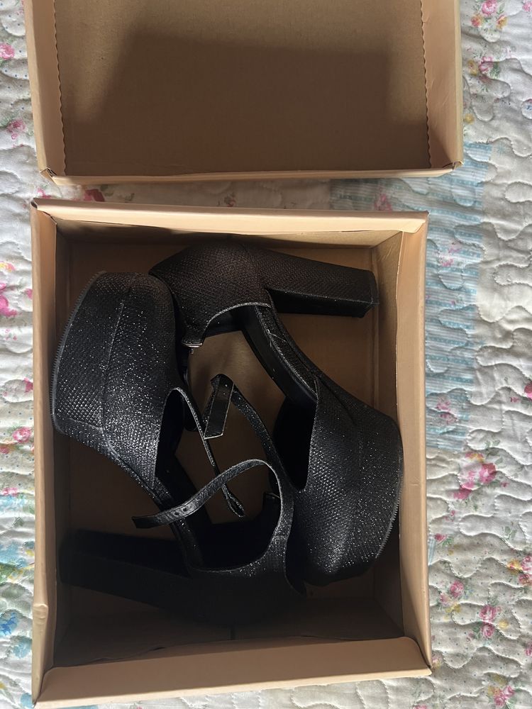 Sapatos altos sandália novas com caixa