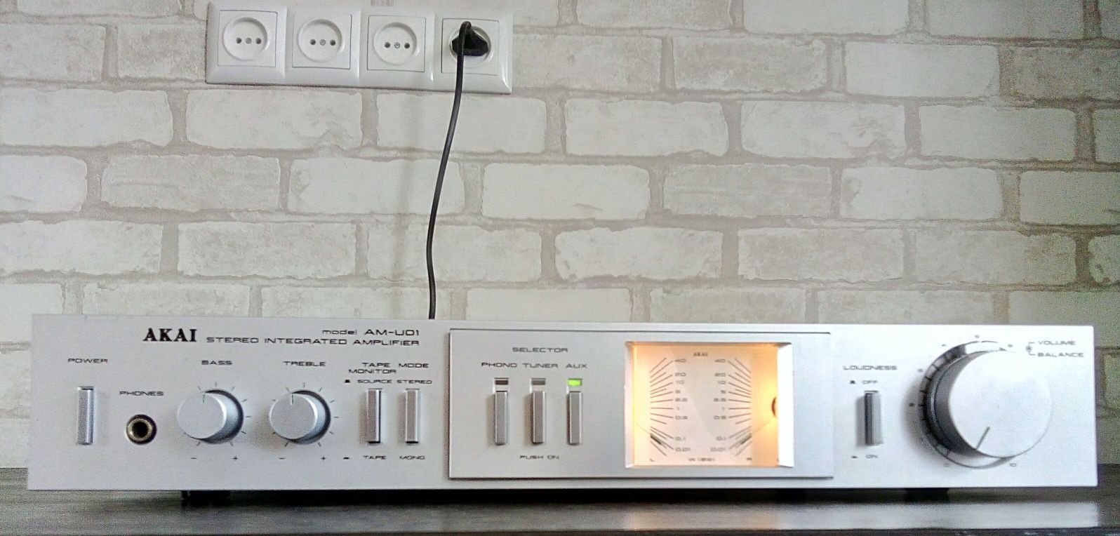 AKAI AM-U01 Stereo Integrated Amplifier 1980-81