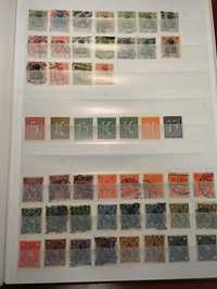 Klaser ze znaczkami pocztowymi.
