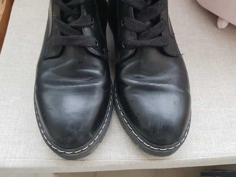 Botas pretas atacadores e fecho lateral 37 impermeáveis