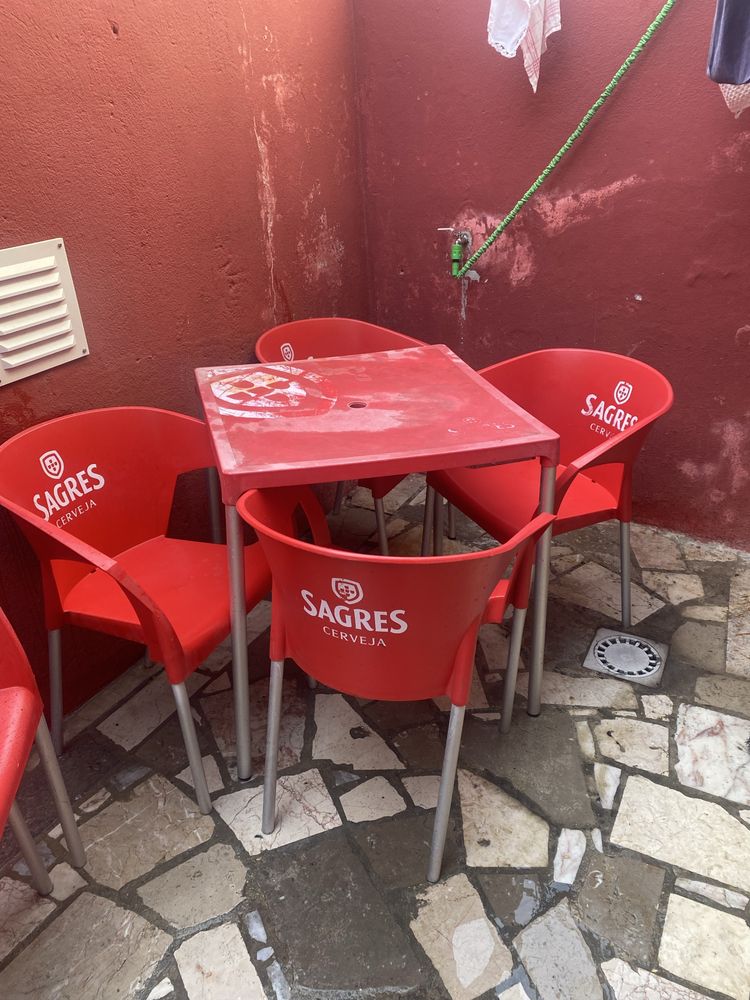 Para sair já. Mesa da sagres com 6 cadeiras