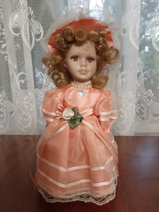 Лялька фарфорова