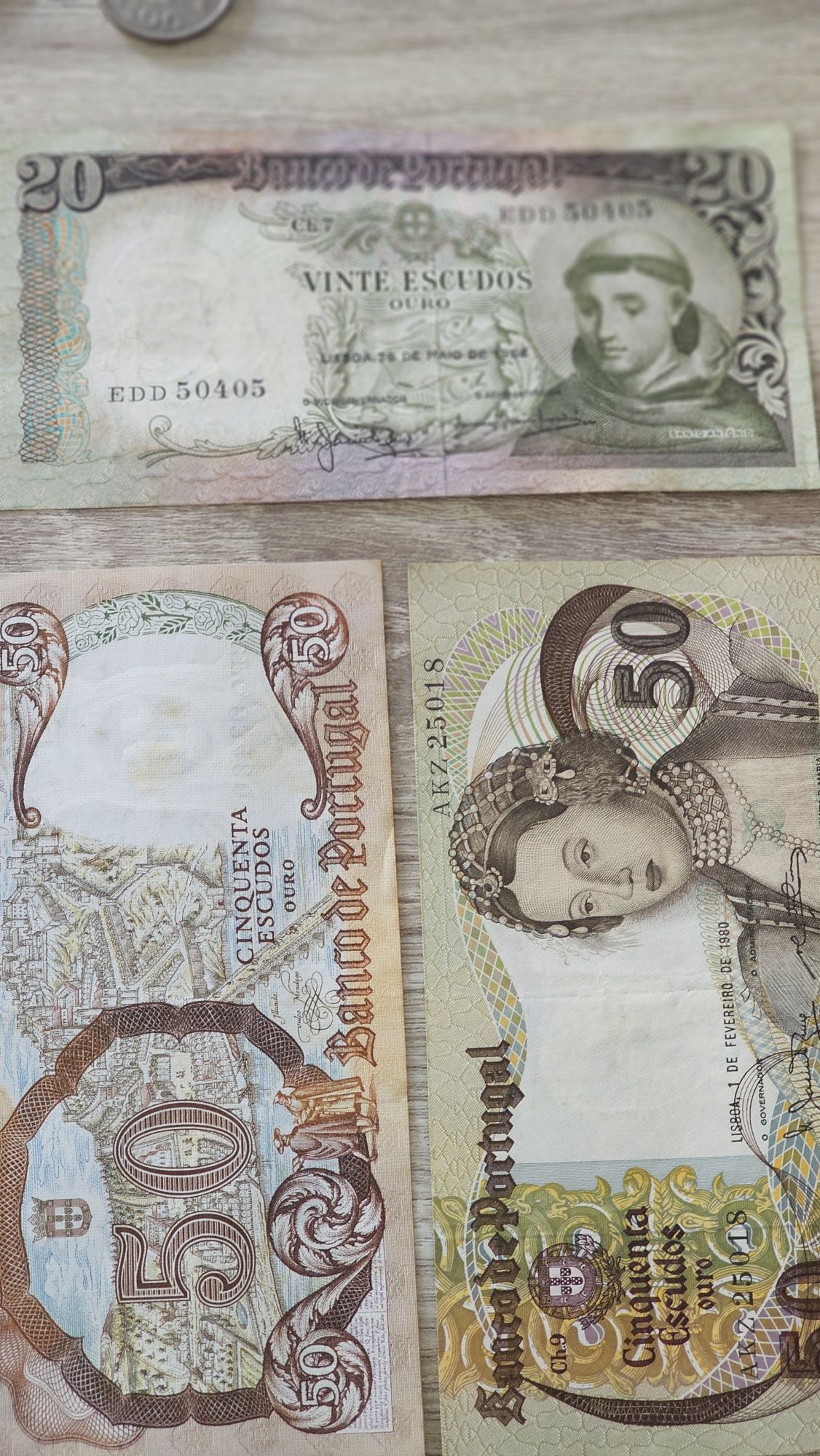 Moedas e notas de escudos