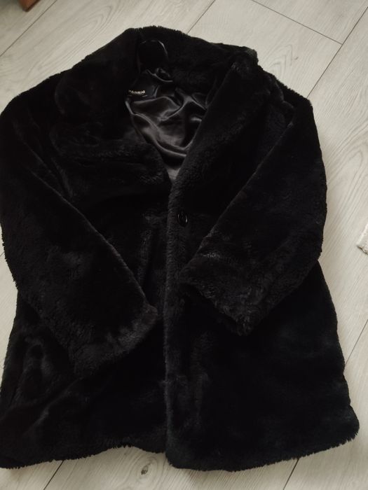 Czarny płaszcz sztuczne futerko Pull&Bear r.XS