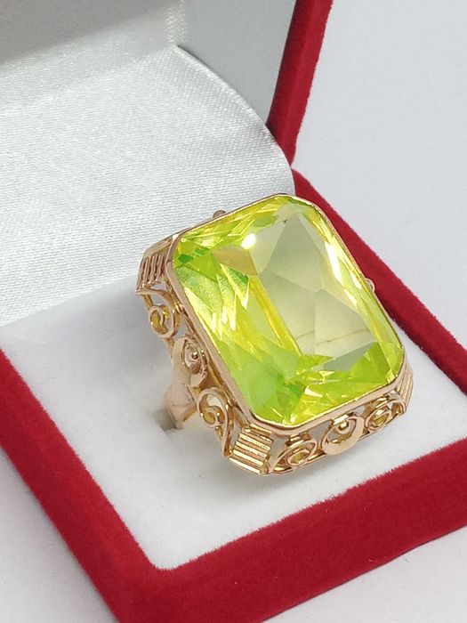 Lombardowski. Stary złoty pierścionek pr.583 13,31g r.18 szkło uranowe