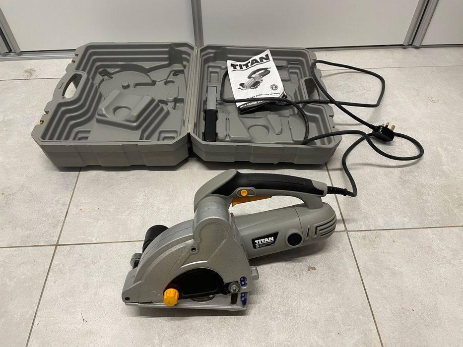 Bruzdownica Titan 1700W TTB293WCH