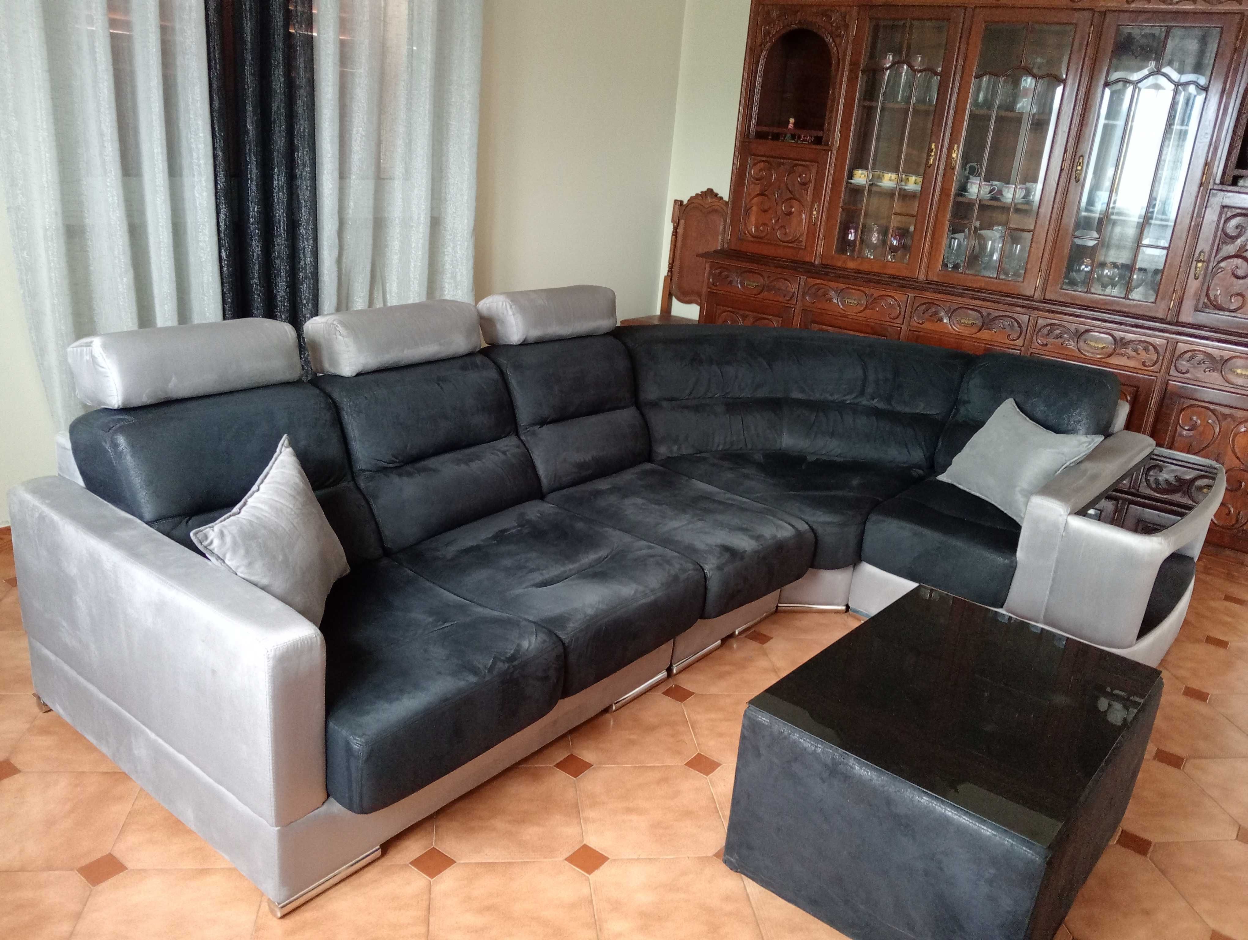 Sofá com mesa de centro