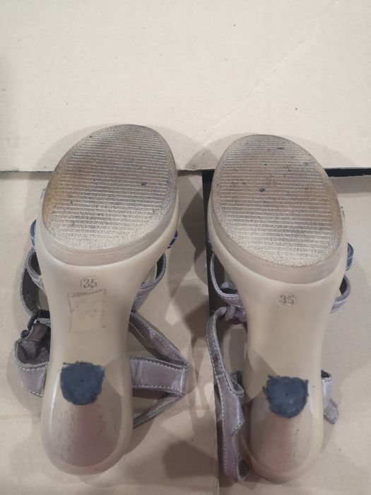 Sandálias de salto alto, em tons beje e azul, 35