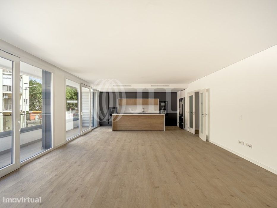 Apartamento T3 com vista mar e garagem em Cascais