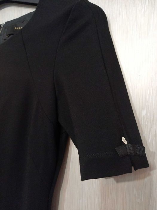 Czarna sukienka marki Reserved S