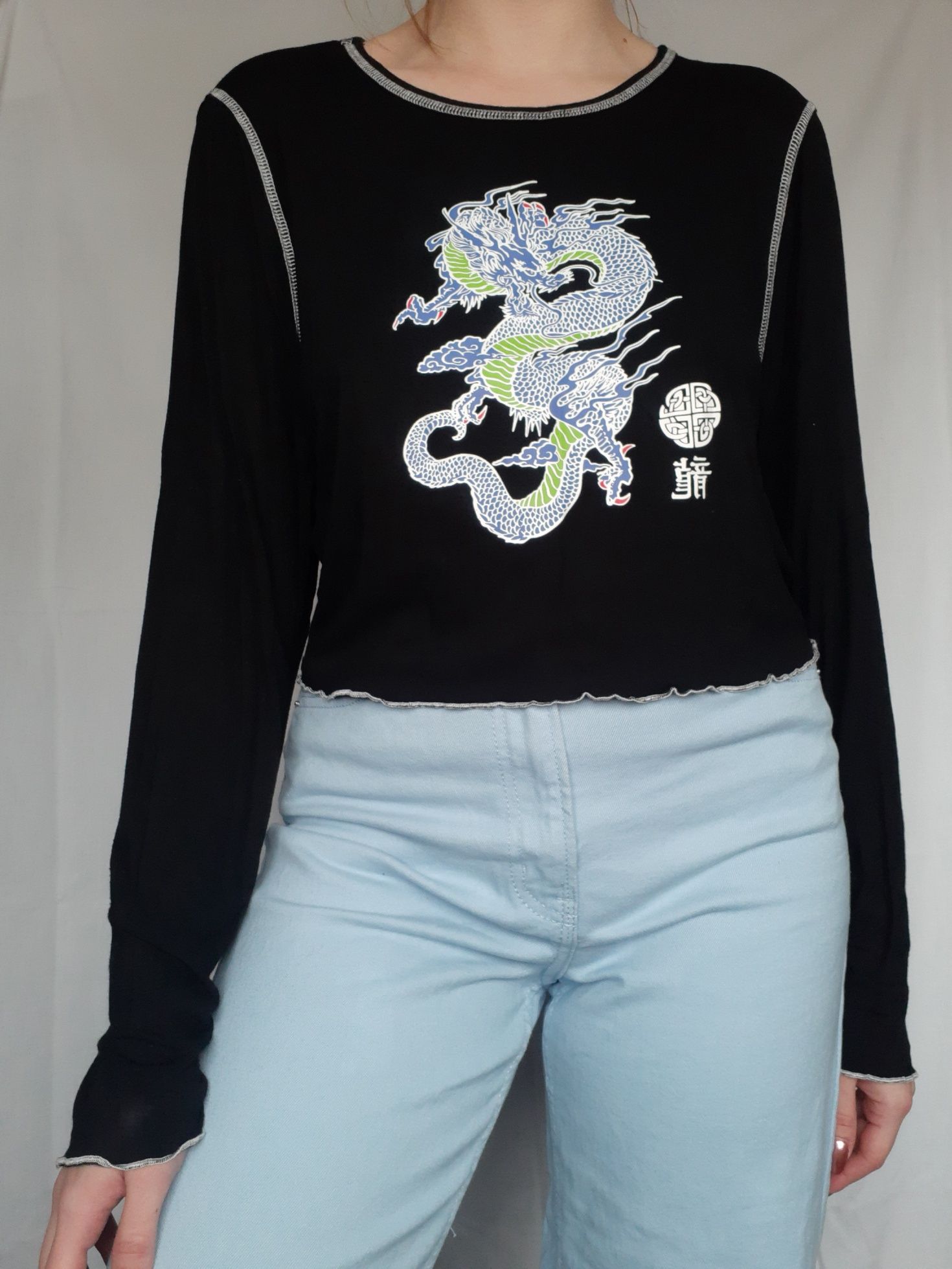 Czarna dzianinowa krótka bluzka na długi rękaw smok crop top XXL 44