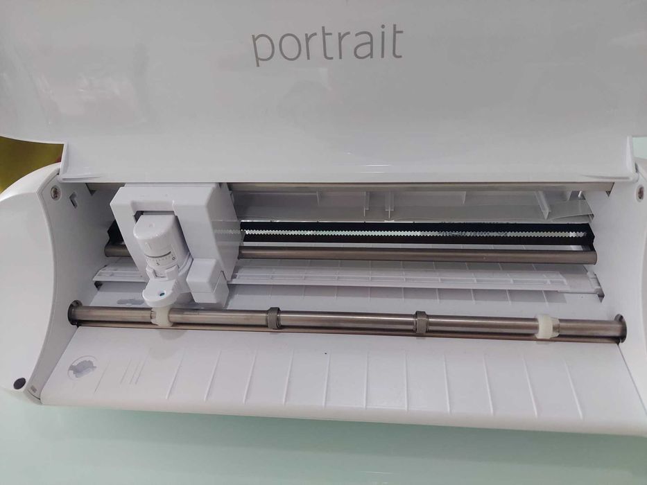 Maquina para produzir cortes e artesanato