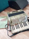 Akordeon Mozart z futerałem i książkami