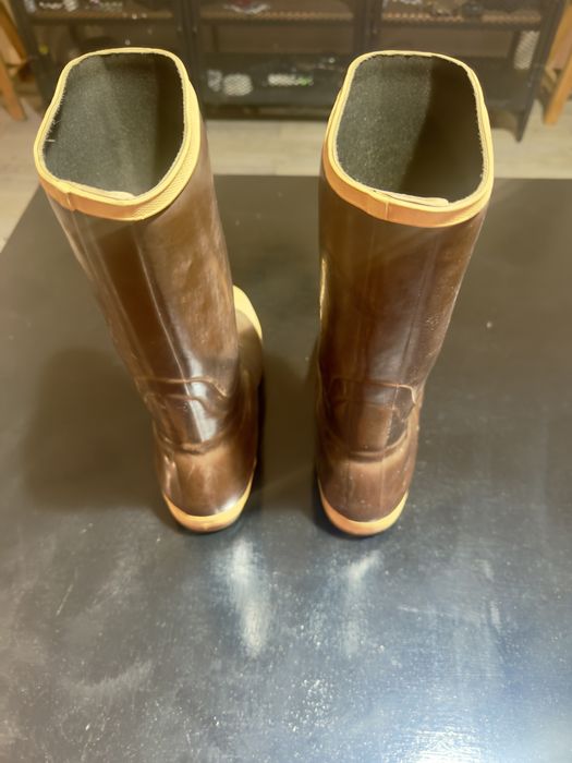 Botas de borracha para pesca ou trabalhos no exterior.