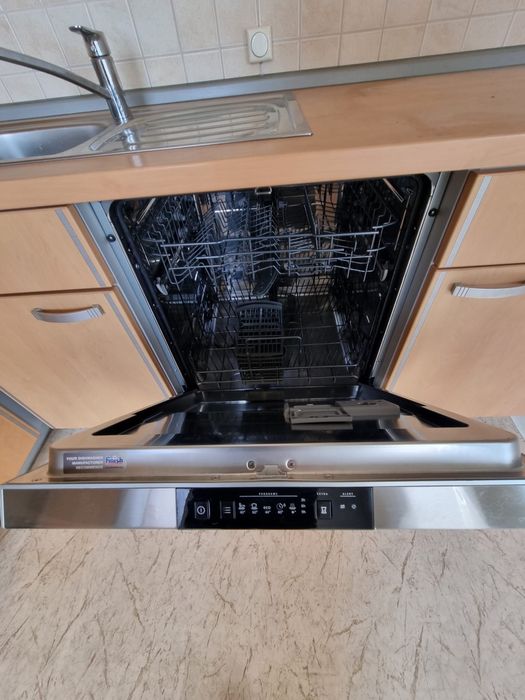 Bardzo ładny zestaw mebli kuchennych w zabudowie ze sprzętem.