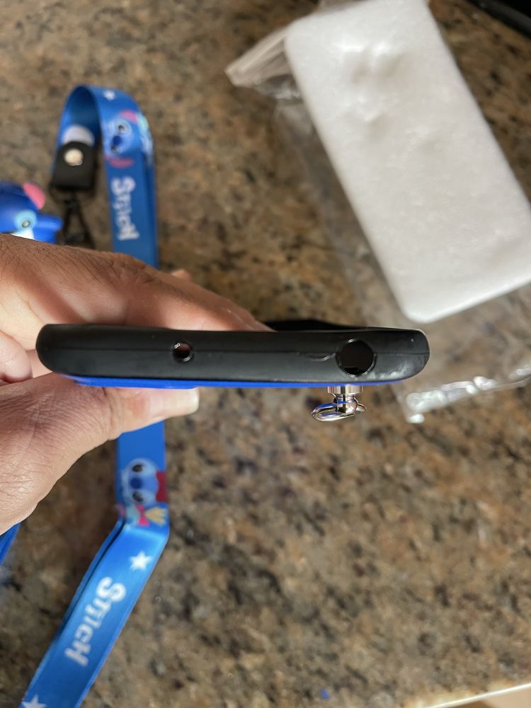 Capa telemovel com fita e boneco stich