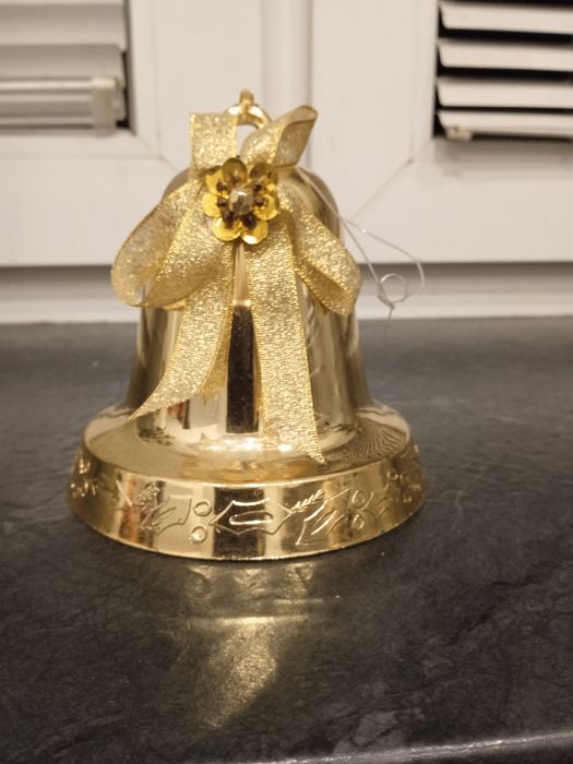 Ozdobny dzwonek świąteczny. Kolor złoty