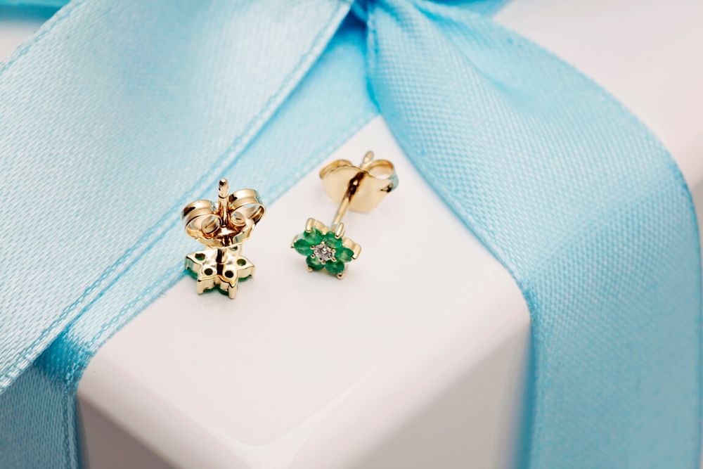 złote kolczyki staviori z diamentem