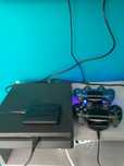 Konsola playstation 4 z bezprzewodową ładowarką, 2 padam i dyskiem 1Ti