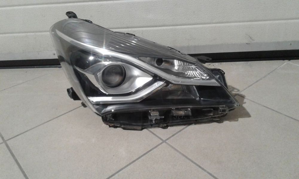 TOYOTA YARIS IV 4 PRAWY REFLEKTOR EU