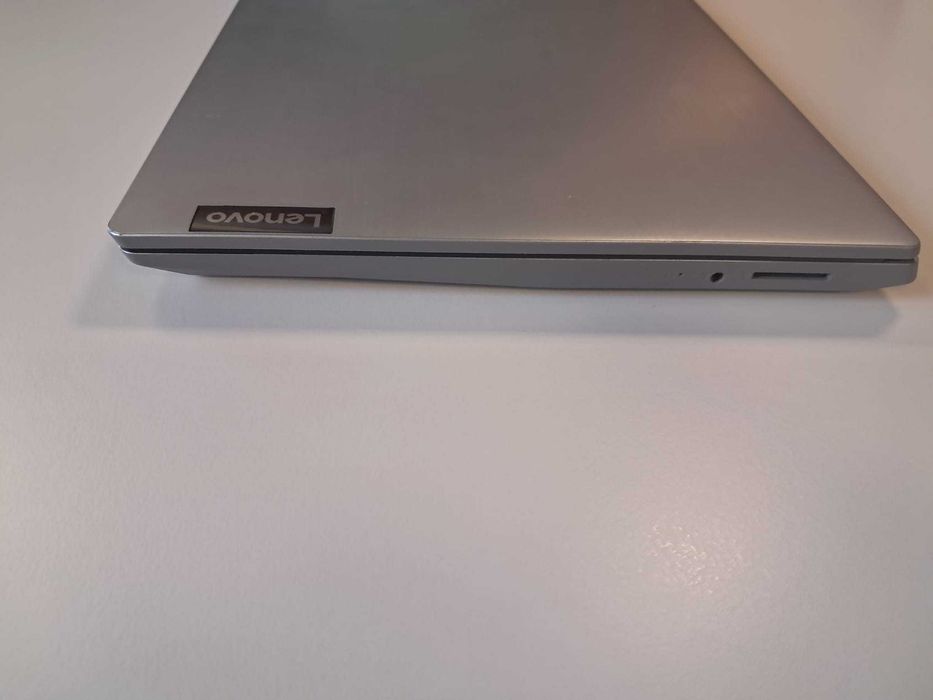 Portátil LENOVO Intel Core i3-8145U CPU 2,10GHz,4,00 GB RAM, Gráf128MB
