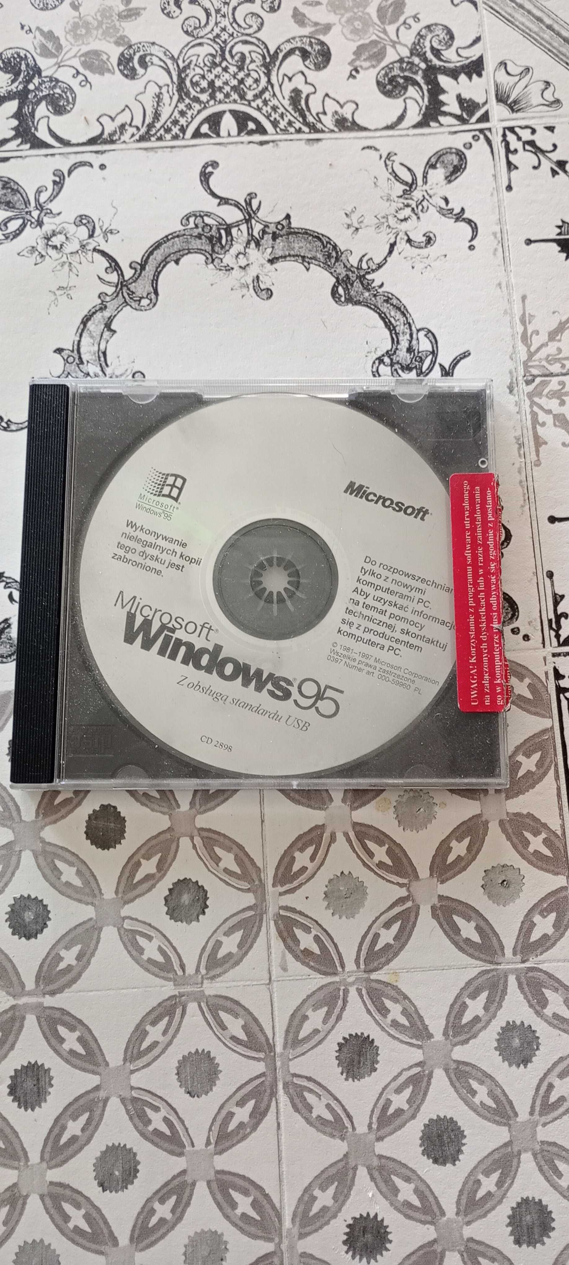 Retro komputer  z lat 90 + CD z Windows 95 (+klucz)