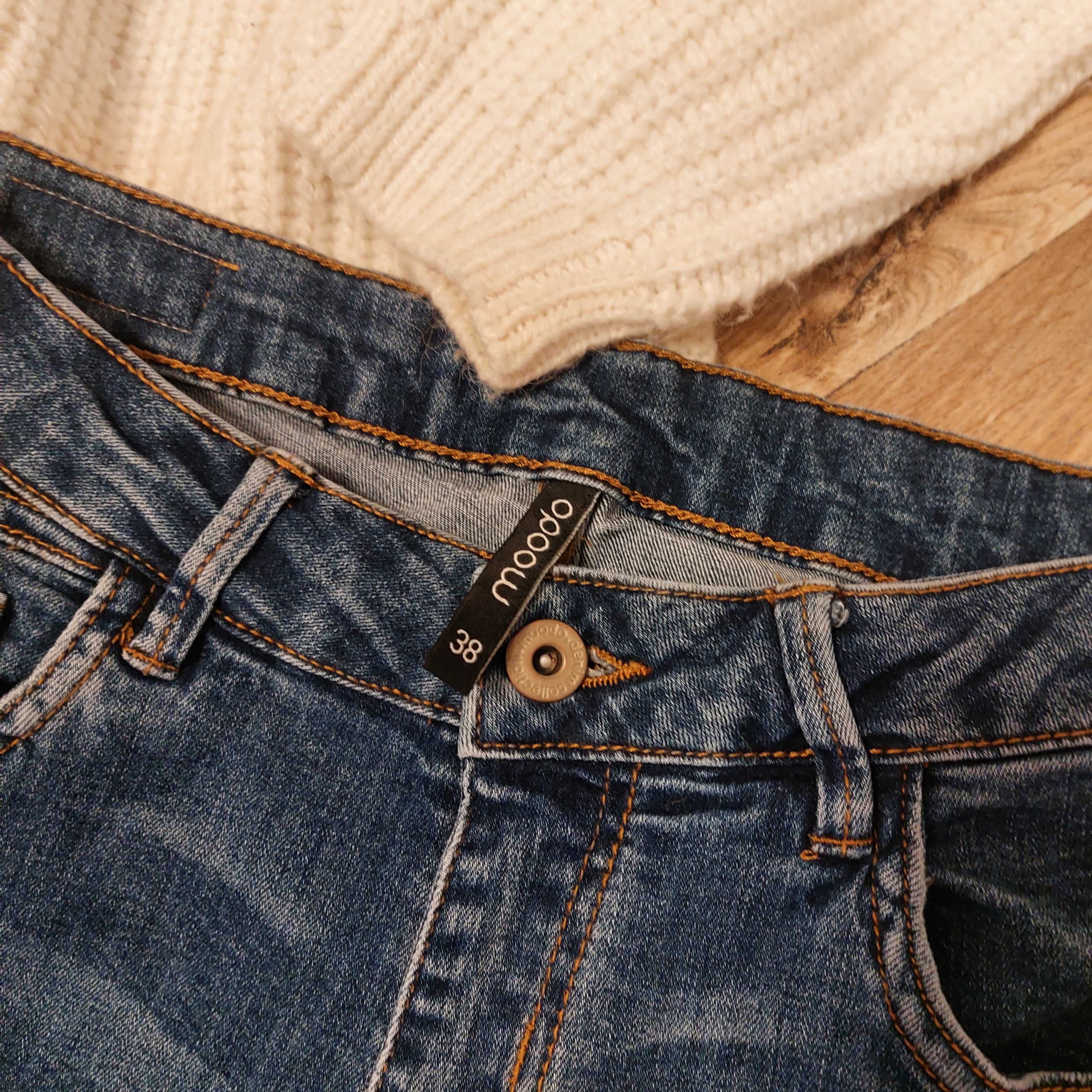 Firmowy zestaw do pracy jeansy wysoki stan i kremowy sweterek