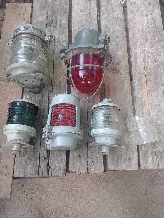 Судовые ходовые огни и светильник