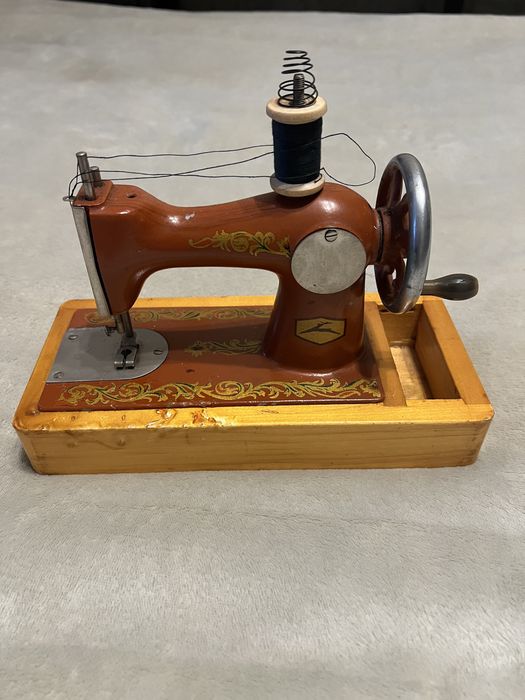 Швейная машинка , миниатюрная .
