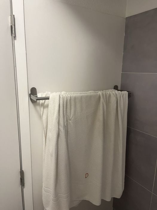 Toalheiros e porta rolos Brogrund (3 peças)