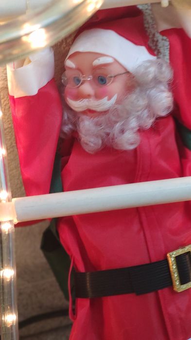 Mikołaj ozdoba świąteczna na świecącej drabinie led