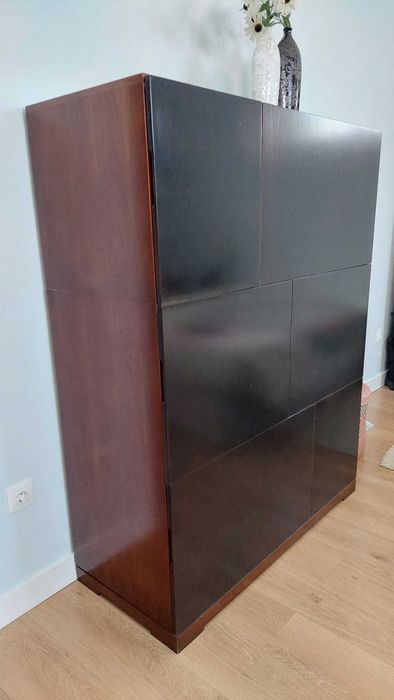 Aparador / Armário elegante em wengé e cerejeira com muita arrumação