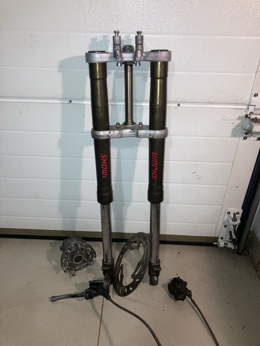 Suspensão invertida Showa com cubo e travagem completa AJP