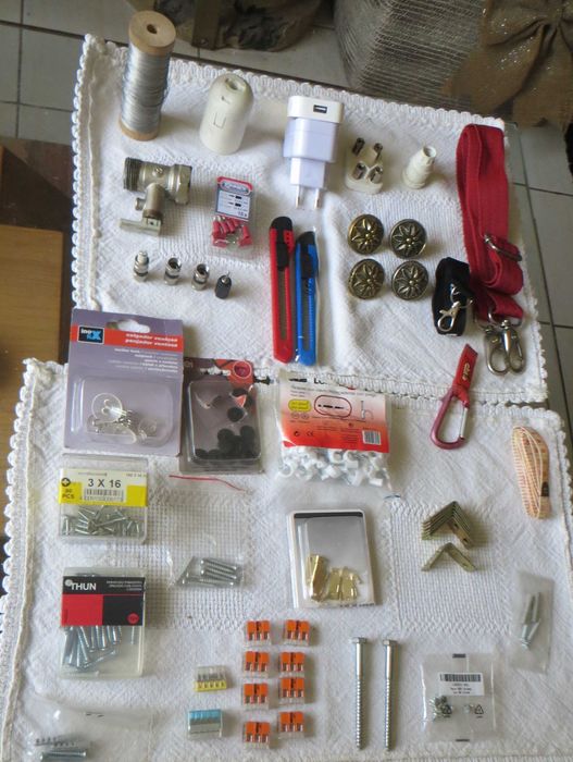 Lote Material elétrico, ferragens, dobradiças, etc. Total 50 conjuntos