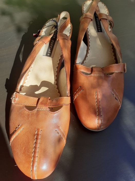 Skórzane czółenka marki Hush Puppies w kolorze koniakowym